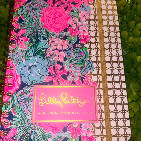 Lilly Pulitzer 17 month planner agenda August 2023-Dec 24 brand new - Picture 1 of 12